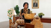 Cetak Generasi Muda Mandiri, Asprindo Ajarkan Kerajinan Tangan untuk Siswa SMK Wakil Ketua Departemen Pengembangan UMKM Koperasi dan Wirausaha Asprindo, Risma Sitorus memasukkan mata pelajaran kewirausahaan ke kurikulum sekolah. (Foto: Istimewa)